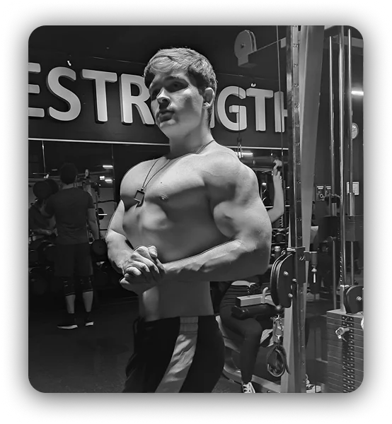 Ein Bild vom Personal Coach Marco Stade, wie er gerade im Gym eine Bodybuilding Pose macht